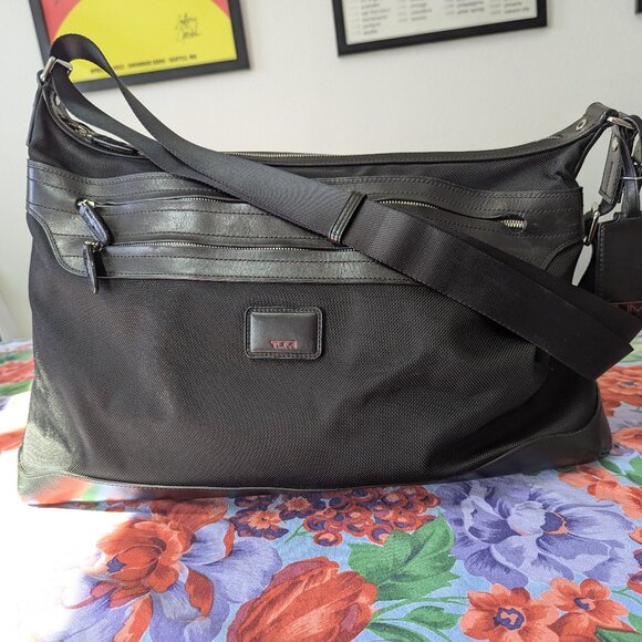 TUMI Travel/Messenger Bag - Never been used - Picture 1 of 8